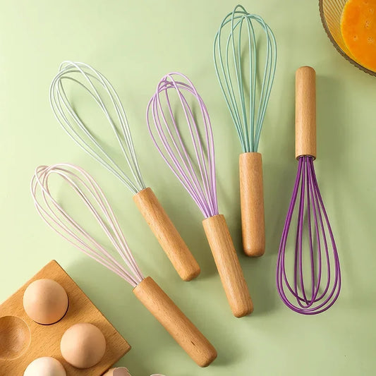 Fouet Pastel en Silicone avec Manche en Bois – Compact & Élégant